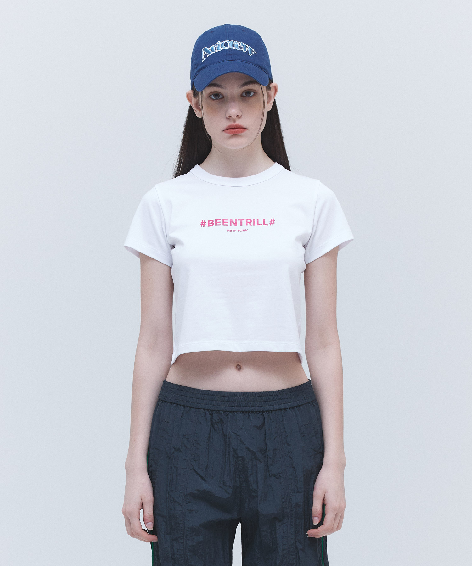 여성 에센셜 슬림핏 반팔 티셔츠(오프 화이트)