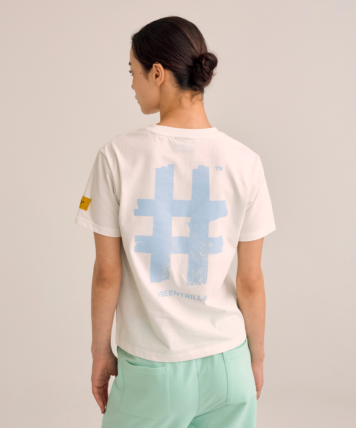 여성 스탬프 해시태그 컴포트핏 반팔 티셔츠(오프 화이트)
